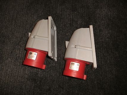 Zwei ABB Industriesteckverbinder