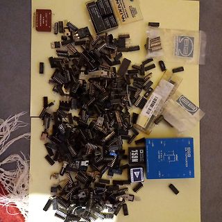 Haufen von IC-Sockeln und Elektronikbauteilen