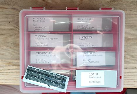 Sortierbox mit elektronischen Bauteilen und Beschriftungen