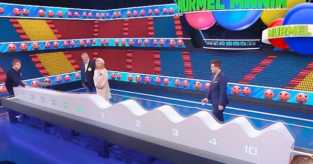 Fernsehstudio mit Personen und dekorativen Elementen