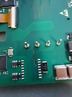 Nahaufnahme einer grünen Leiterplatte mit Bauteilen