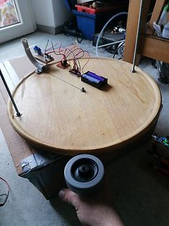 Freie Verdrahtung auf Holzbrett mit Batterie und Bauteilen