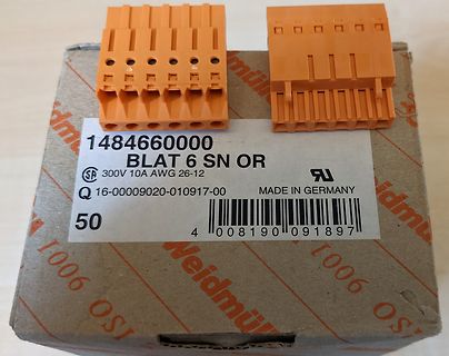 Orangefarbene Steckverbinder auf Kartonage