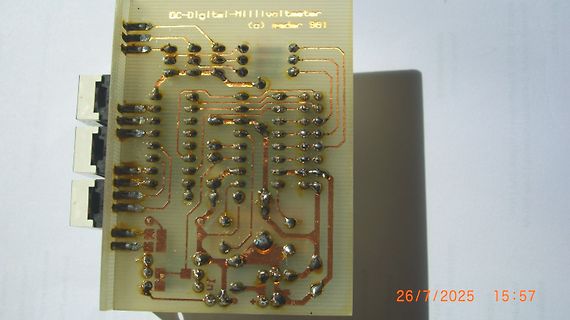 Rückseite einer Leiterplatte eines DC-Digital-Millivoltmeters