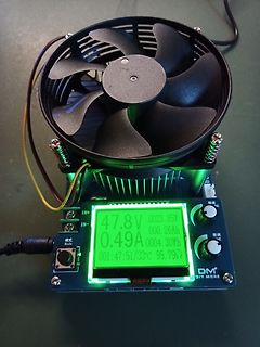 Labornetzteil mit Display und Lüfter