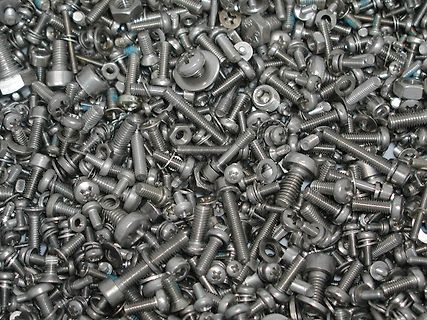 Haufen kleiner Metallschrauben