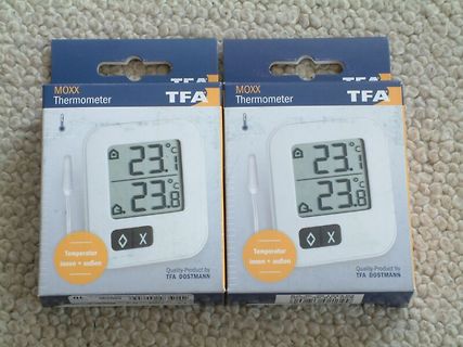 Zwei Verpackungen von MOXX Thermometern