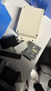 Elektronikkomponenten und Gehäuse auf einem Tisch