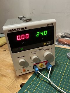 Labornetzteil mit Display und Messwerten