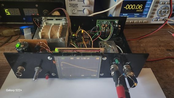 Aufbau eines Labornetzteils mit Oszilloskop-Display