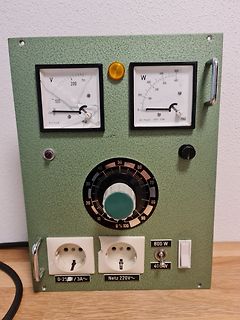 Labornetzteil mit Voltmeter, Wattmeter und Drehregler