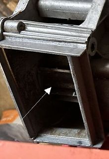 Nahaufnahme eines Metallgehäuses mit Pfeilmarkierung
