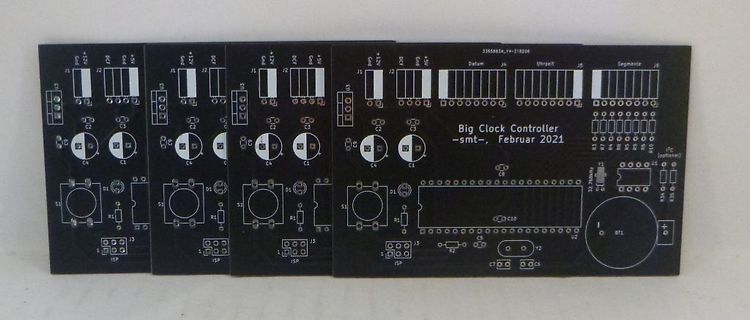 Vier schwarze Leiterplatten eines Big Clock Controllers