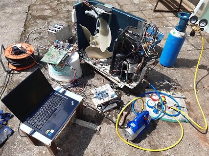 Werkstatt-Aufbau mit Klimaanlage, Laptop und Messgeräten