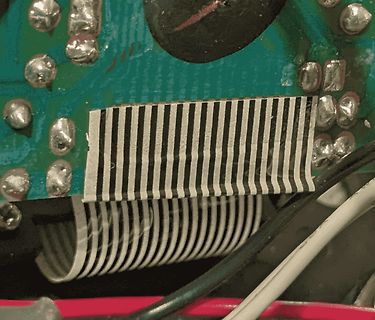 Flachbandkabel auf grüner Leiterplatte