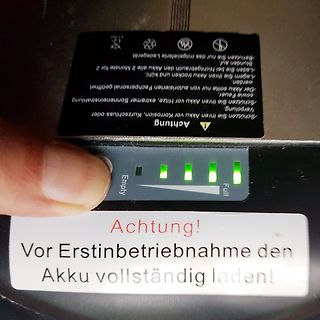 Akku-Ladestandsanzeige und Warnhinweise
