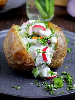 Gefüllte Kartoffel mit Kräuterquark und Radieschen