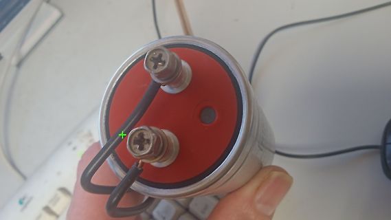 Elektrolytkondensator mit angeschlossenen Kabeln