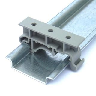 Grauer Kunststoffclip auf verzinkter Metallschiene