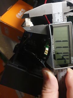 Messung eines Bauteils mit einer digitalen Schieblehre