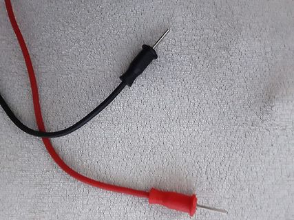 Rote und schwarze Bananenstecker