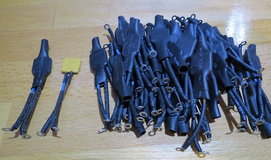 Haufen von schwarzen Kabeln mit Ringösen