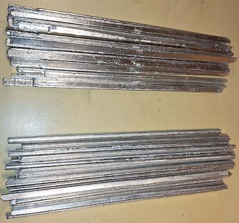 Stapel silberner Metallstäbe oder Schienen