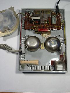 Innenansicht eines alten elektrischen Klingelgeräts