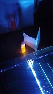 Leuchtendes Bauteil und Lichtstreifen auf Werkstattunterlage