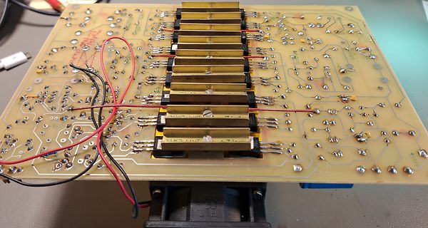 Bestückte Leiterplatte mit mehreren Leistungstransistoren