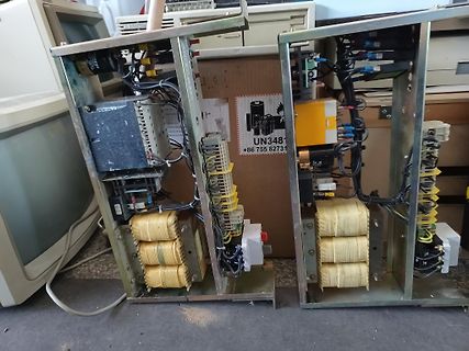 Freiluftverdrahtung von zwei Netzteilen in Metallrahmen