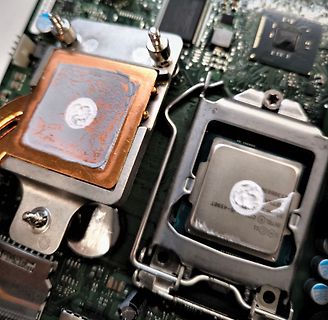 CPU-Sockel und CPU mit Wärmeleitpaste auf Mainboard