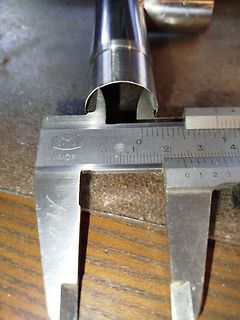 Messung eines Metallrohrs mit Messschieber