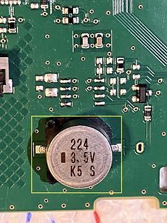 Nahaufnahme eines Elektrolytkondensators auf Leiterplatte