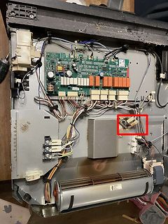 Innenansicht einer Elektronikplatine mit Verkabelung