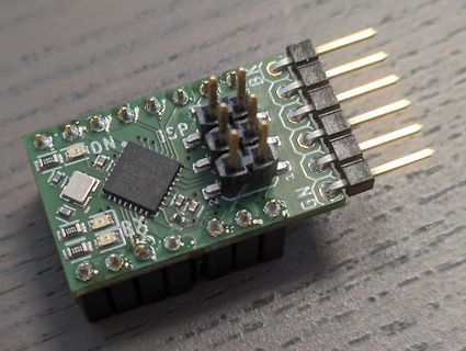 Kleine Leiterplatte mit IC und Pin-Header