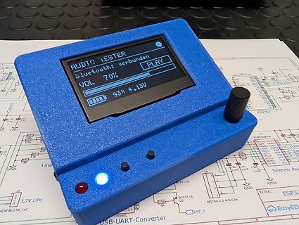 Blauer Audio Tester auf Schaltplan
