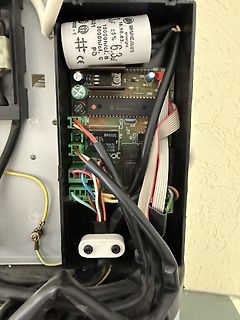 Innenansicht einer Elektronikplatine mit Elektrolytkondensator und Verkabelung