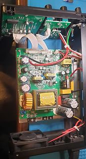 Innenansicht eines geöffneten elektronischen Geräts mit Leiterplatten