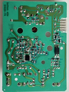 Foto einer grünen Leiterplatte mit elektronischen Bauteilen
