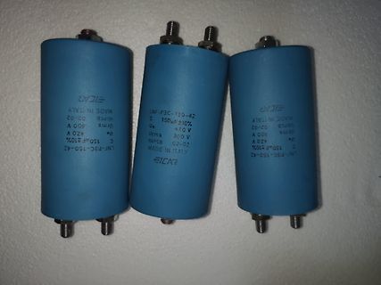 Drei blaue Eicar Kondensatoren