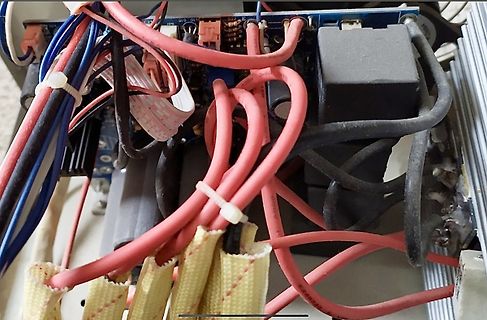 Verkabelung und Bauteile eines elektronischen Geräts