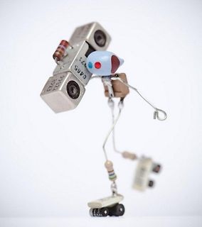 Figur aus elektronischen Bauteilen