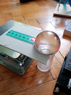 Experimenteller Aufbau mit Glasperle und Lineal