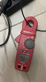 Roter Stromzangenmultimeter auf Fliesenboden