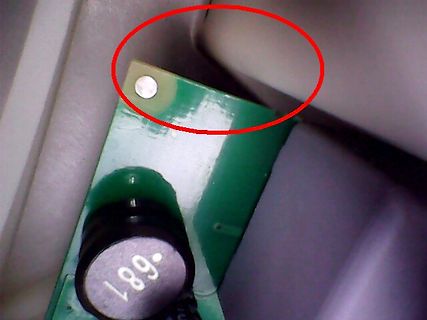 Nahaufnahme einer Leiterplatte mit Elektrolytkondensator