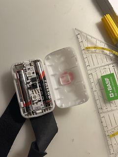 Batterien in einer Kunststoffbox neben einem Lineal