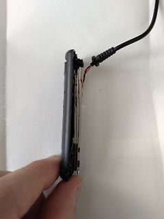 Seitenansicht eines elektronischen Geräts mit angeschlossenem Kabel