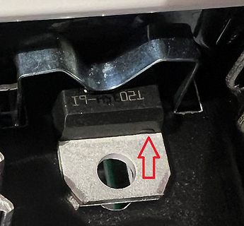Nahaufnahme eines elektronischen Bauteils mit Typenbezeichnung