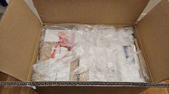 Inhalt eines Versandkartons mit Luftpolsterfolie